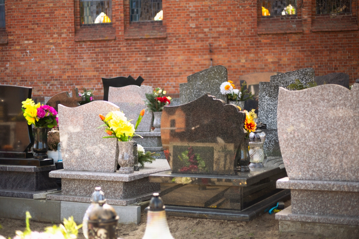 Główne zalety nagrobków granitowych – podpowiadamy!